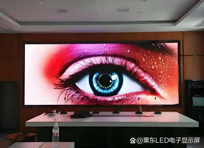 户外led显示屏面积较大 如果亮度不均匀 会严重影响视觉效果 出现画面